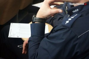 widok testu praz munduru z policyjnym pagonem