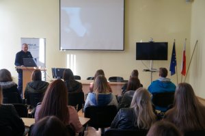 prezentacja filmu, policjant i młodzież na sali