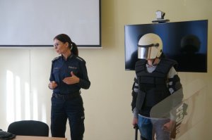 policjantka omawia policyjny sprzęt