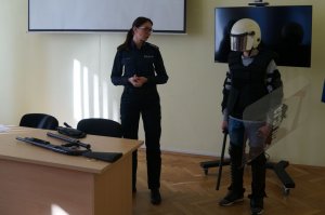 policjantka omawia policyjny sprzęt