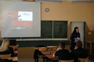 policjantka podczas prelekcji