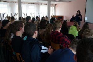 policjanci i młodzież w czasie prelekcji