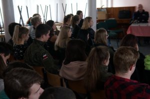 policjant i młodzież w czasie pokazu