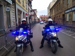 policjanci na motorach zabezpieczają trasę