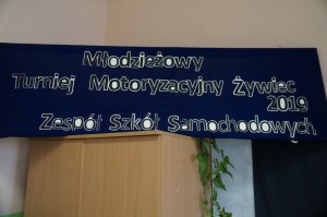 tablica z napisem młodzieżowy turniej motoryzacyjny