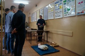 drużyna wykonuje zadanie z pierwszej pomocy