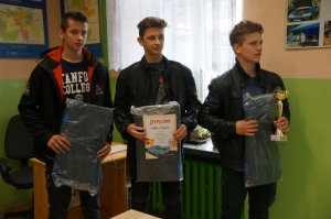 zdjęcie drużyny z nagrodami