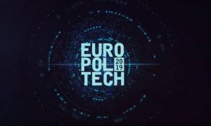 czarne tło a na nim w kółku napis europoltech 2019