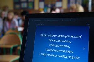 zdjęcie ekranu laptopa w tle uczestnicy