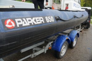 Zbliżenie fragmentu łodzi z napisem &quot;Parker 650&quot;