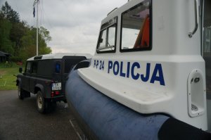 łódź z samochodem na którym była przewożona