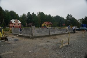 budynek podczas budowy murów