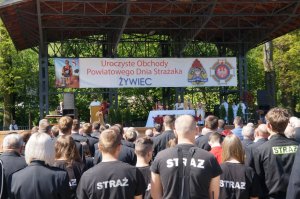 strażacy w czasie mszy świętej