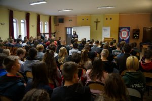policjantka w czasie prelekcji oraz młodzież