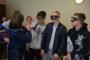 czterech uczniów stoi z założonymi alkogooglami jeden z nich mówi o swoich wrażeniach