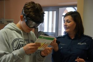 kolejny uczeń z założonymi alkogooglami próbuje przeczytać tekst