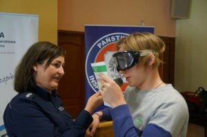 kolejny uczeń z założonymi alkogooglami próbuje przeczytać tekst