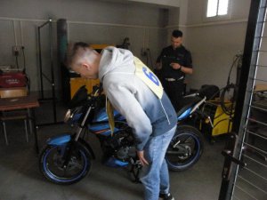 uczestnik wykonuje zadanie z zakresu obsługi motoroweru