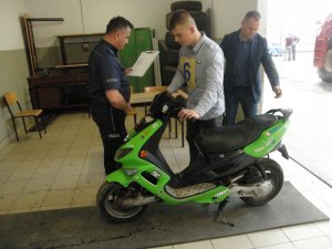 uczestnik wykonuje zadanie z zakresu obsługi motoroweru