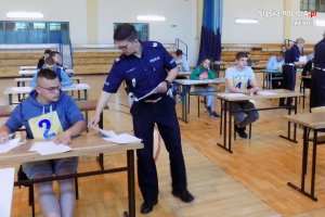 uczestnicy w czasie pisania testu