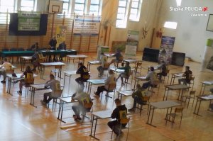 uczestnicy na sali piszą test