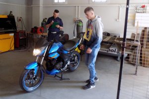 uczestnik w czasie ćwiczenia z motorowerem