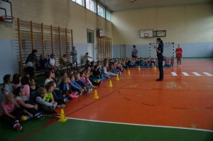 policjantka i uczestnicy na sali gimnastyczne