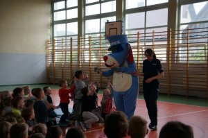 sznupek wita się z dziecmi