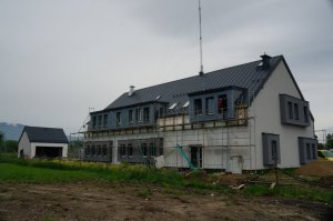 zdjęcie budynku z rusztowaniem w tle garaż