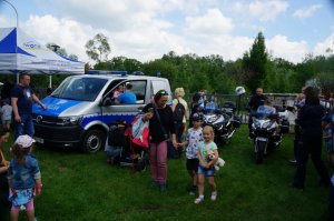 policyjny radiowóz i motocykle oraz uczestnicy pikniku