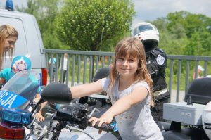 dziewczynka siedzi na motorze