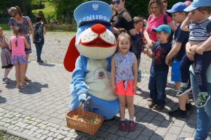 zdjęcie sznupka mi dziewczynki w tle ludzie