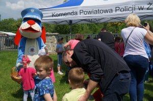 stoisko policyjne, sznupek i dzieci