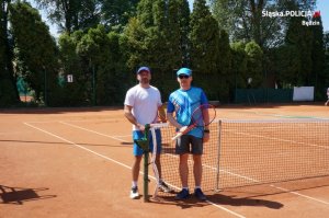 dwóch uczestników turnieju stoi na boisku