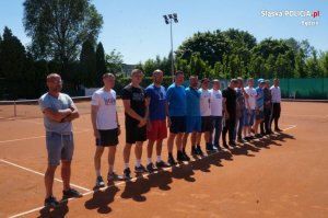 uczestnicy turnieju stoją w rzędzie na boisku