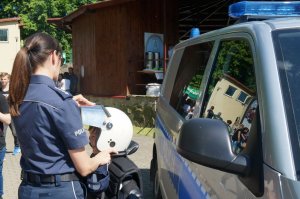 dziecko w policyjnym sprzęcie i policjantka