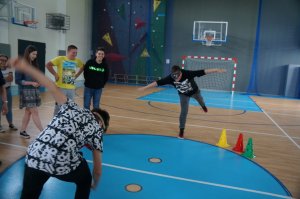 uczniowie z założonymi alkogooglami próbują zrobić jaskółkę