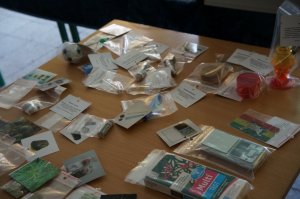 wyposażenie walizki profilaktycznej ułożone na stole, różne przedmioty