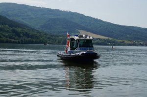 motorówka policyjna na jeziorze