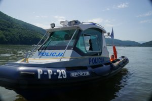 policyjna motorówka z dziećmi wśrodku