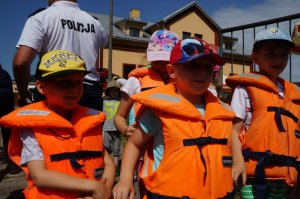 dzieci w kamizelkach ratunkowych