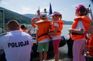 dzieci czekają na wejście do motoróki