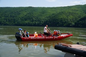 dzieci na motorówce