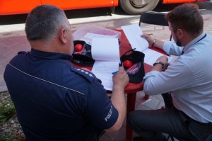 policjanci wypisują ankiety