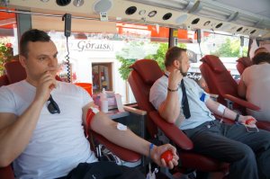 policjanci w czasie poboru krwi