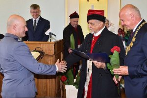 komendant odbiera akt wpisu