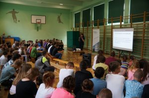 całość sali uczniowie siedzą, policjantka prowadzi prelekcję