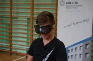 uczeń w założonych alkogooglach