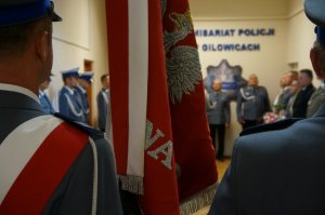policjanci ze sztandarem