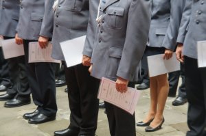 policjanci z aktami mianowań